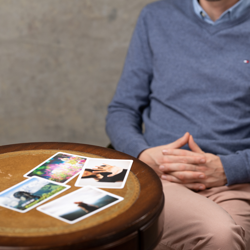 Arbeit mit Bildkarten in der Therapiesitzung