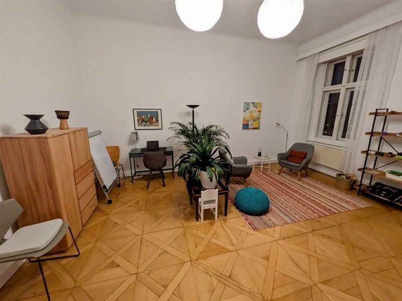 Therapieraum Graz – Gesamtansicht mit Schreibtisch und Sitzbereich